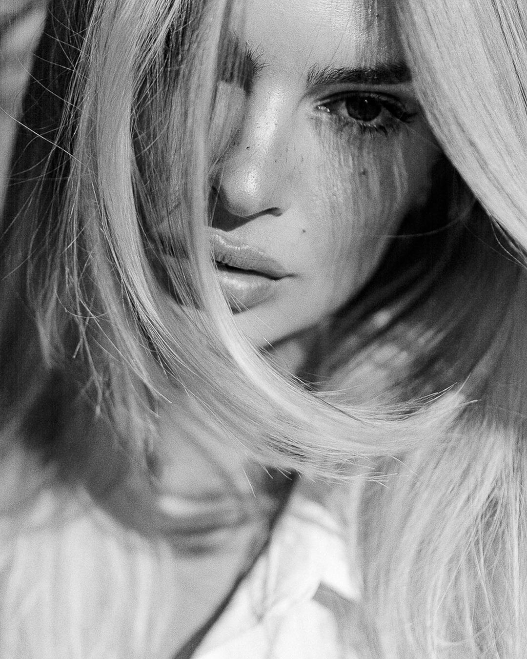 В сорочці на голе тіло: Емілі Ратаковскі показала звабливу фігуру в чуттєвій зйомці